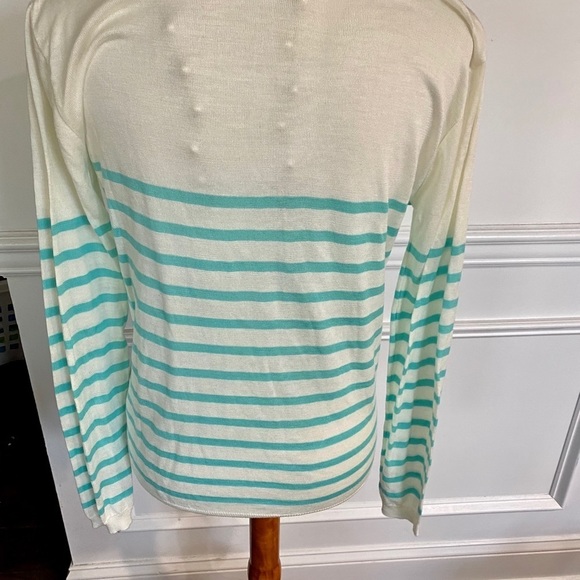 NWOT Francesca’s Bee Stitched Lightweight Sweater - Picture 2 of 4